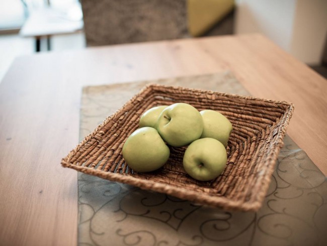 Liebevoll dekoriert mit Obstschale