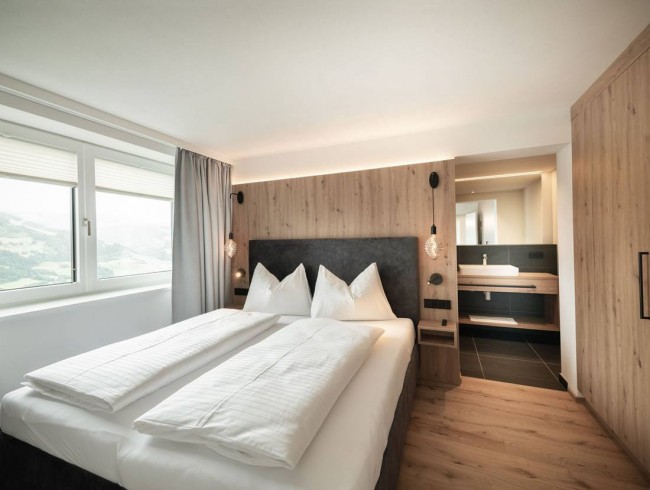 Schlafzimmer mit hochwertigem Boxspringbett