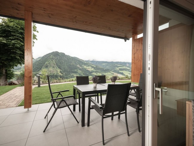 Terrasse mit Blick auf die St. Johanner Bergwelt