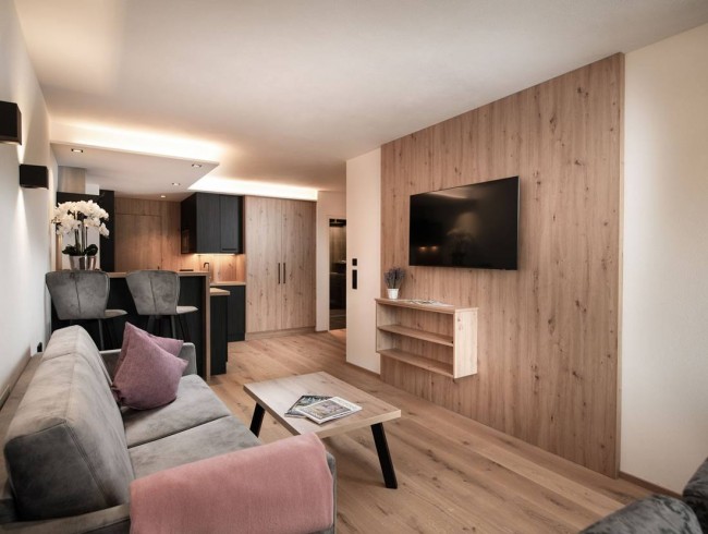 Wohnküche mit Couch und Flat-TV